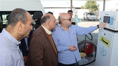 محافظ بني سويف يتابع انتظام العمل بمحطات الوقود بعد تعديل أسعار المحروقات