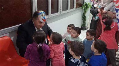 لعب معاهم.. محافظ الدقهلية يزود دار أطفال المساعي للأيتام ويوزع الهدايا على الأطفال