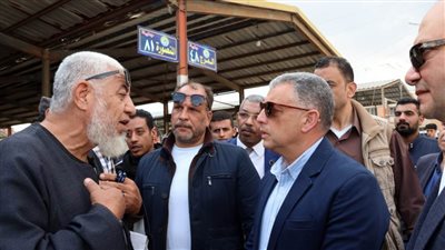 محافظ الإسماعيلية يتابع ميدانيًّا التزام السائقين بالتعريفة الجديدة وانتظام العمل بالموقف الجديد