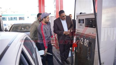 محافظ مطروح يقوم بالمرور للتأكيد على تطبيق التعريفة الجديدة للبنزين 