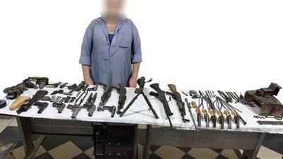 ضبط عنصر إجرامي بسوهاج يدير ورشة لتصنيع وبيع وإصلاح الأسلحة النارية بحوزته 16 قطعة سلاح ناري