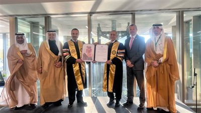 الدكتور عبد الغفار يكرم الأمير خالد بن بدر