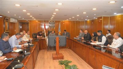 محافظ أسيوط يعقد اجتماعا مع رؤساء المراكز والأحياء لمناقشة ملفات المتغيرات المكانية والتصالح والتقنين