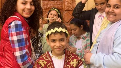 قداس وصلبان وتيجان من سعف النخيل.. كنيسة الأنبا بيشوي ببورسعيد تحتفل بأحد الشعانين (صور)