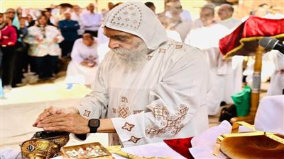   مطران أسوان يؤدي صلاة عيد أحد الشعانيين بالدير الأثري بغرب أسوان