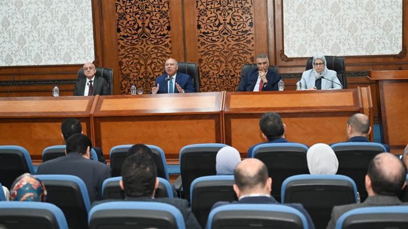 لقائه مع محافظى ومستثمري