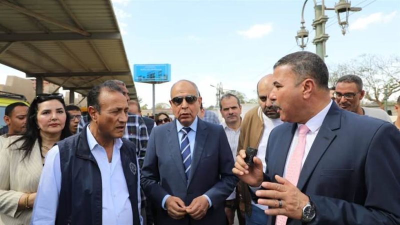 محافظ المنيا خلال