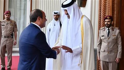 عاجل| بالفيديو.. الرئيس السيسي يلتقي أمير دولة قطر