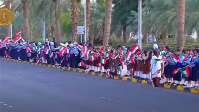 أطفال مدارس الكويت يصطفون حاملين أعلام مصر والكويت لتحية الرئيس السيسي