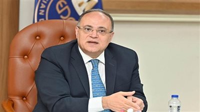 رئيس هيئة الدواء يناقش تحديات الدمغة مع ممثلي نقابة الأطباء وغرفة الصناعة والغرف التجارية