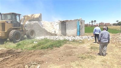 إزالة 35 حالة تعد على أراض زراعية وأملاك دولة بمركزي منفلوط والبداري