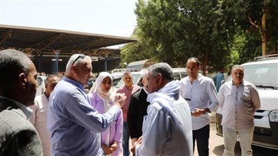  محافظ أسوان يوجه السكرتير المساعد لمتابعة خطوط سير سيارات السيرفيس ومحطات الوقود