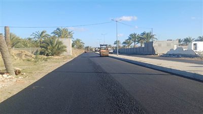 استكمال أعمال رصف طريق الملح بمدينة ادكو  