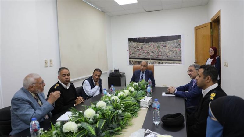 محافظ المنيا خلال