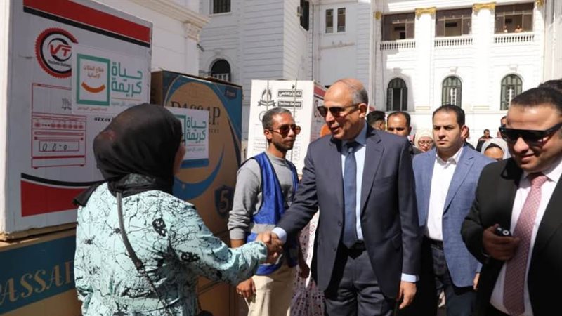 محافظ المنيا يسلم