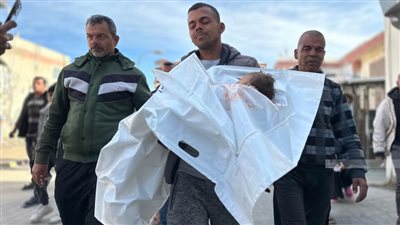 استشهاد 4 فلسطينيين إثر قصف الاحتلال الإسرائيلي مدينتي دير البلح وخان يونس