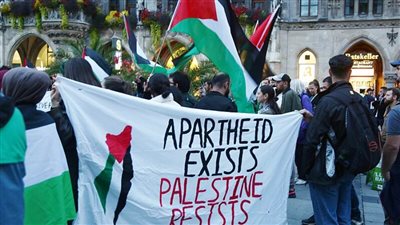 وقفة لمئات الصحفيين الفرنسيين تنديدا باستشهاد زملائهم الفلسطينيين في غزة