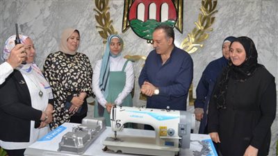 محافظ أسيوط يهدي ماكينة خياطة لطالبة من ذوي الهمم بمدرسة الأمل للصم 