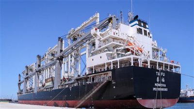 ميناء دمياط يستقبل 10 أوناش ساحة بمحطة حاويات 