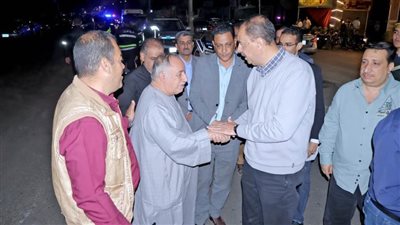 محافظ سوهاج يتفقد الوضع العام بالشارع ويتابع أعمال الرصف بعدد من شوارع المدينة