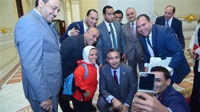 وزير التموين يستجب لطلب فتاة من ذوي الهمم ويلتقط معها صورة 
