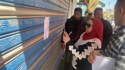 بالصور.. تنفيذ 9 قرارات غلق وتشميع لمحلات تجارية بإيتاي البارود والإنذار لآخرين