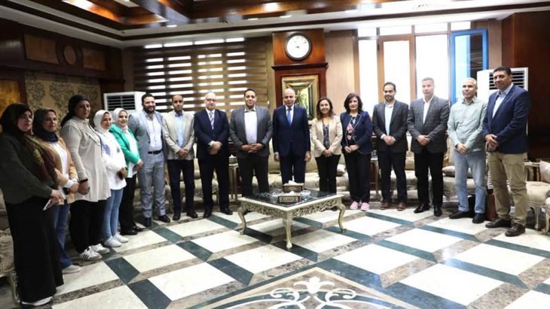 محافظ المنيا خلال