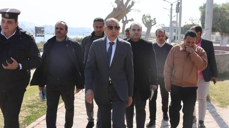 محافظ المنيا خلال