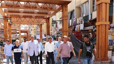 محافظ أسوان يلزم أصحاب المحلات بخطوط التنظيم بالسوق السياحية القديمة
