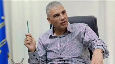 محافظ أسوان يؤدى صلاة الجمعة بمسجد النصر.. ويستمع لمطالب وإحتياجات المواطنين