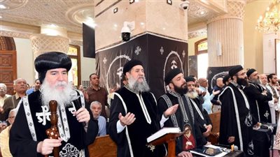 الآلاف في صلوات الجمعة الكبيرة بكنائس وأديرة بني سويف التي تمتد لأكثر من ١١ ساعة
