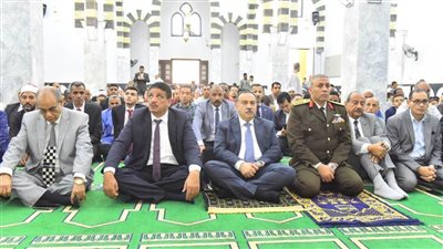 محافظ أسيوط يؤدي صلاة الجمعة مع أهالي قرية بني عدي بمسجد الشرفاء فى إطار الاحتفالات بالعيد القومي