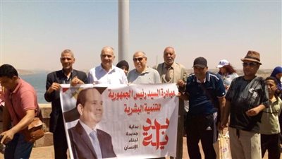 القائم بأعمال رئيس جامعة أسوان يرافق وفدا شبابيا من ذوي الهمم خلال جولة سياحية بالسد العالي