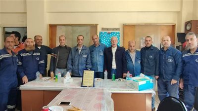 رجال الإطفاء بشركة إسكندرية للبترول يحتفلون بالزميل يحيي بخيت