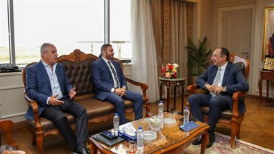 وزير قطاع الأعمال العام يبحث مع شركة التوكل الكهربائية 