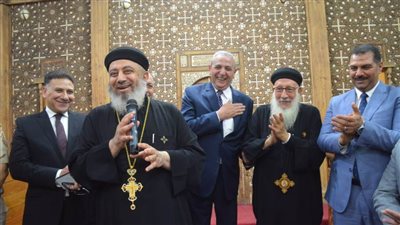  بالصور.. محافظ الغربية يزور كنائس المحلة وسمنود ويوزع هدايا على الأطفال