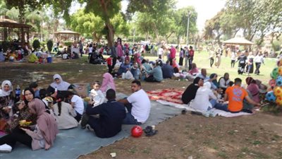 القناطر الخيرية تستقبل الآلاف في احتفالات أعياد الربيع وشم النسيم (صور)