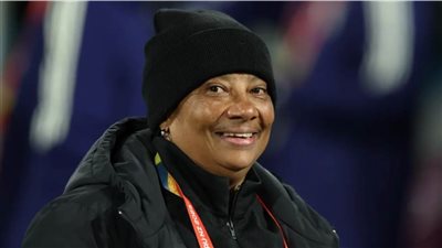 أسطورة كرة القدم النسائية الجنوب أفريقية ديزيري إليس تزور نادي مسار