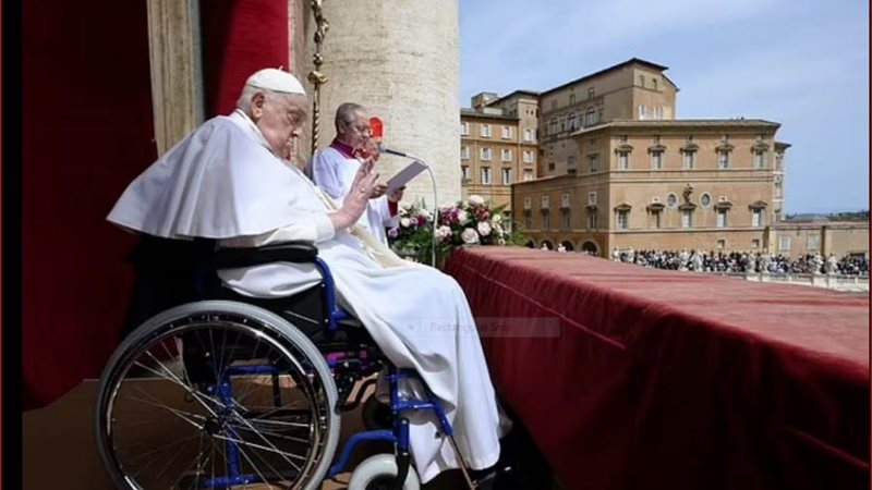 بابا الفاتيكان أثناء