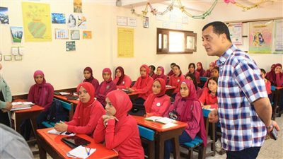 مدير تعليم سوهاج يتابع انتظام الدراسة وامتحانات شهر أبريل بمدارس المحافظة 