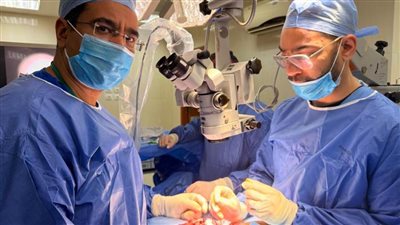 فريق طبي بجامعة أسيوط ينجح في علاج مريض يعاني من تأخر الإنجاب باستخدام الجراحة بالميكروسكوب الضوئي