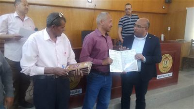 رئيس مركز الغنايم بأسيوط يسلم 12 عقد تقنين لواضعي اليد