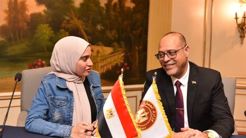 محررة روزاليوسف مع