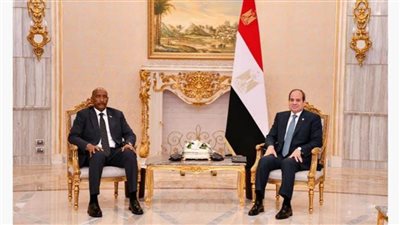 جلسة مباحثات موسعة بين الرئيس السيسي ورئيس مجلس السيادة السوداني 