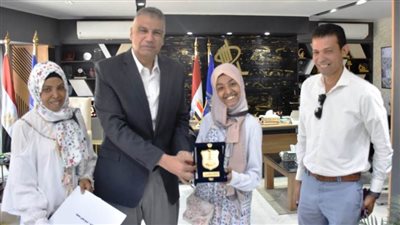 محافظ أسوان يكرم عددا من الطلاب المشاركين بأعمال فنية متميزة في الحفل الختامي لمعرض الأنشطة التربوية والطلابية 