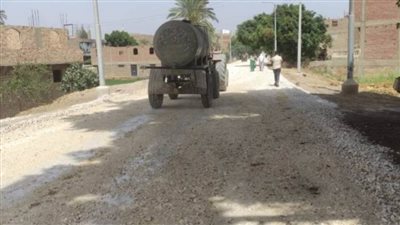 محافظ أسيوط يتابع استكمال أعمال رصف طريق جسر طراد النيل بقريتي الوعاضلة والكردي