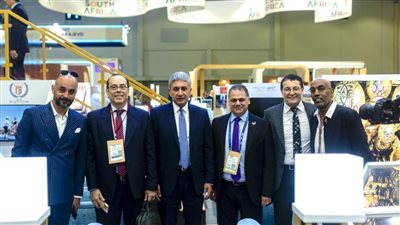 وزير السياحة والآثار يقوم بجولة داخل الجناح المصري المُشارك في معرض سوق السفر العربي بدبي