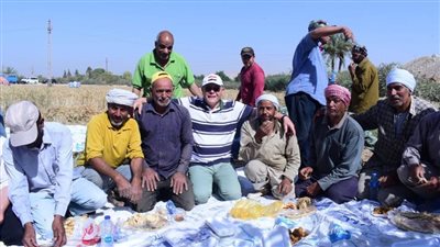 رئيس جامعة سوهاج يشارك في حصاد 22 فدان قمح بمزرعة حي الكوثر