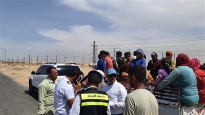 نائب محافظ المنيا يضبط سيارة على الطريق الصحراوى الغربى تقل 35 طفلًا للعمل بالمزارع