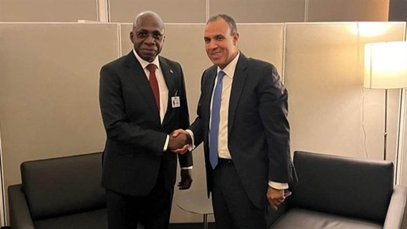 وزير الخارجية مع